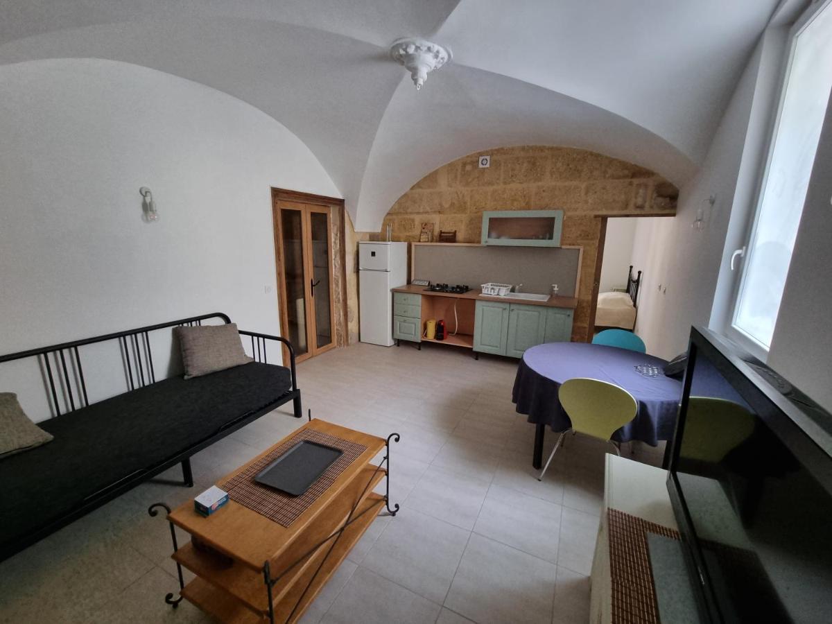 Dans Maison De Maitre, Appartement Independant. Montfrin Exterior photo